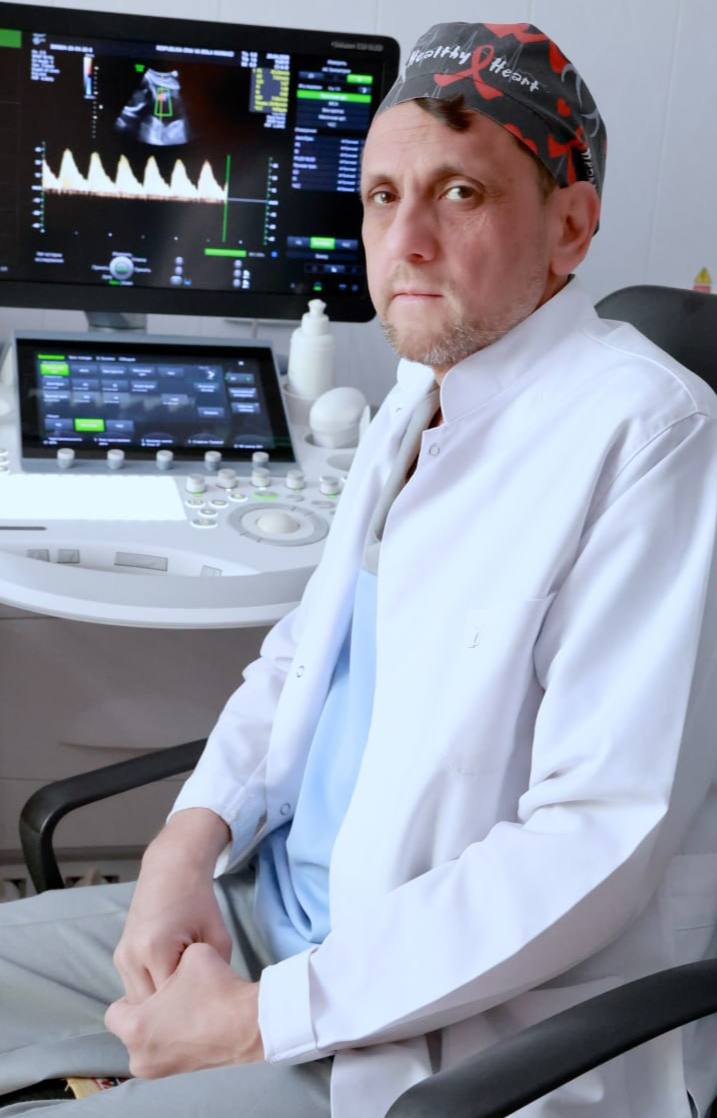 Tajribali akusher-ginekolog bemorlarni qabul qilmoqda